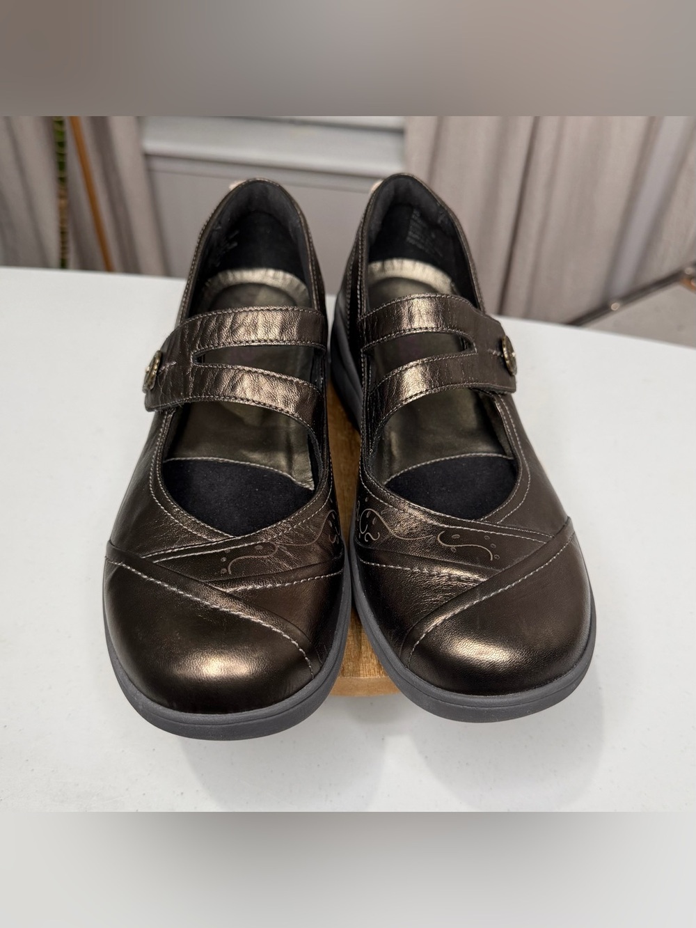 Aravon by New Balance Stridarc Women’s Bronze Leather Mary Jane Wedge Size 9